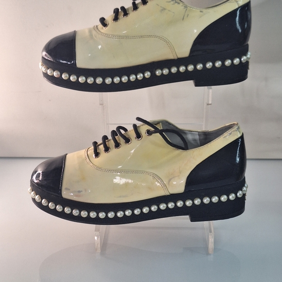 Auth Chanel lace up shoe - Picture 4 of 11